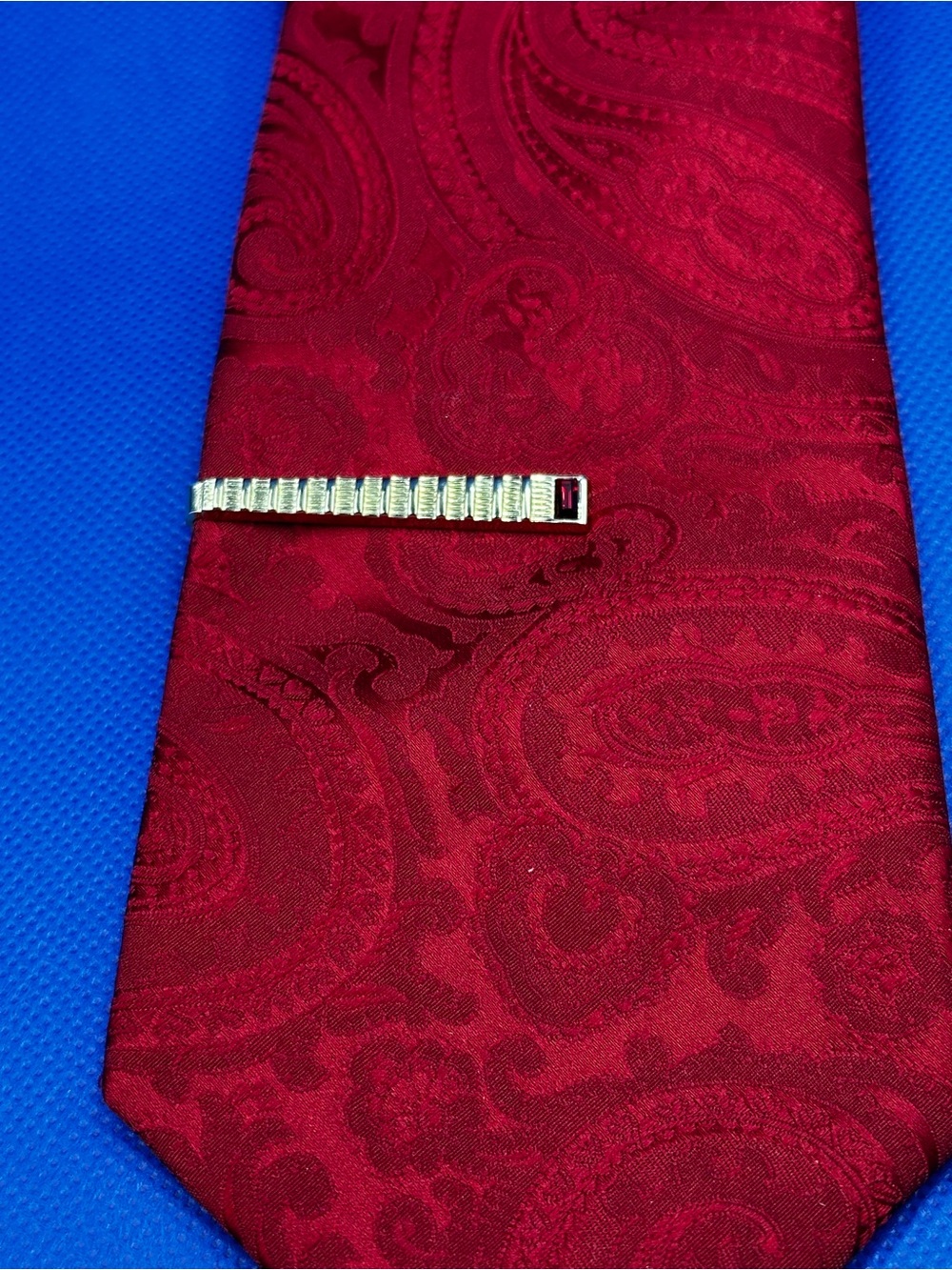 Anson Gold Tone Ribbed Design Tie Bar w/Rectangular Red Rhinestone - MbTDCrR1